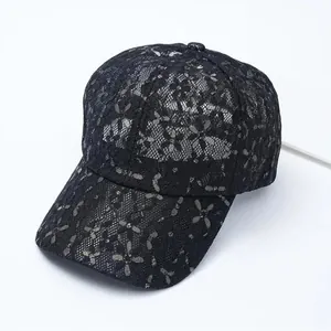 Detail der schwarzen Baseballkappe aus Spitze mit atmungsaktivem Mesh und Blumenmuster