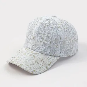 Detailansicht der eleganten floralen Spitze einer atmungsaktiven beigen Sonnenkappe