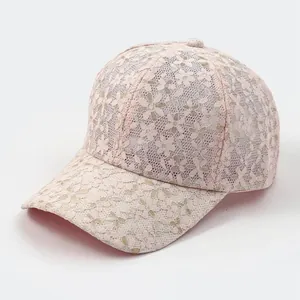 Nahaufnahme der rosa Spitzen-Baseballkappe mit zarten Mesh-Blumenstickerei-Details