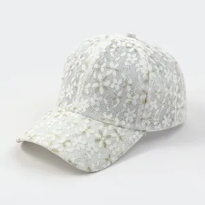 Atmungsaktive weiße Spitzen-Baseballkappe für Damen mit eleganten Blumenstickereien