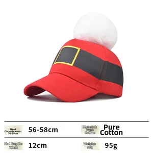 Specificaties van de rode kerstpet van katoen met witte pompon en riemgesp detail