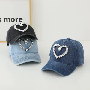 Drei Denim-Baseballkappen in Schwarz und Blau mit Herz-Strass-Mustern