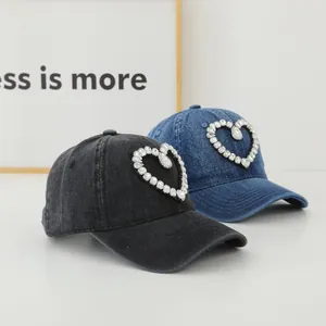 Detailansicht des Herz-Strass-Designs auf Vintage Denim Baseballkappen für Damen