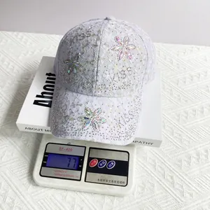 Détail de casquette de baseball en dentelle violet clair avec fleurs en strass brillants
