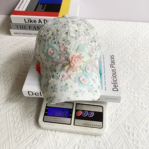 Vue détaillée montrant la casquette légère en dentelle de 76g sur une balance