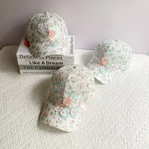 Détails de casquettes en dentelle avec fleurs artisanales en tissu et perles fines