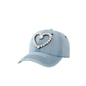 Hellblaue Denim Baseballkappe mit großem Strass-Herz und gebogenem Schirm für Damen
