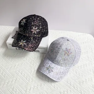 Gros plan de casquettes de baseball en dentelle avec motifs de fleurs en strass et paillettes