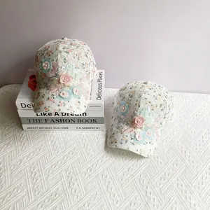 Détail de casquette en dentelle florale avec fleurs 3D faites main et perles
