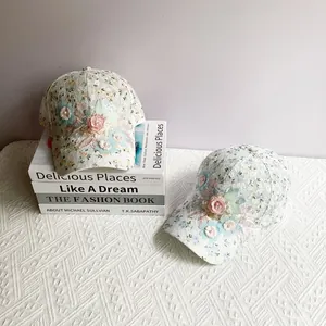 Détails d'appliques florales 3D et dentelle sur une casquette de baseball élégante