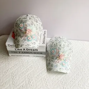 Détail de casquette en dentelle florale avec fleurs 3D, perles et paillettes faites main