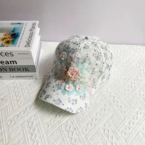 Gros plan des appliques florales 3D faites main et perles sur la casquette en dentelle