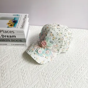 Détail d'une casquette de baseball douce avec dentelle blanche et fleurs en 3D