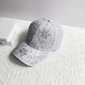 Détail de la casquette de baseball en dentelle violette avec strass et motif KISS