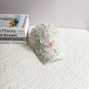 Détail de casquette de baseball en dentelle avec fleurs 3D et perles faites main