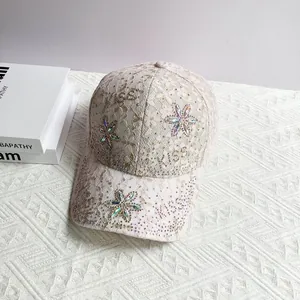 Détail de la dentelle et des motifs floraux en strass brillants sur le chapeau rose pâle
