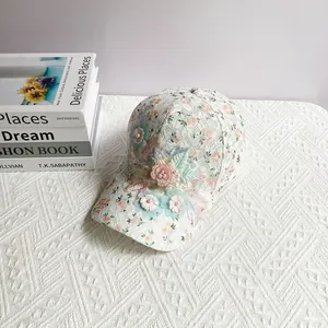Détail de casquette de baseball en dentelle florale avec fleurs 3D et perles décoratives