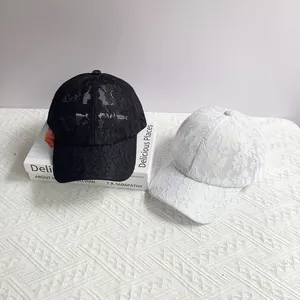 Détail de la broderie florale en dentelle sur les casquettes de baseball respirantes