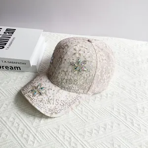 Détail de la casquette de baseball en dentelle avec fleurs en strass et tissu respirant