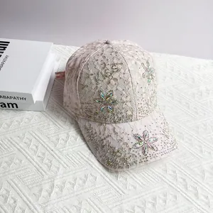 Détail de la casquette rose en dentelle avec fleurs en strass et maille respirante douce