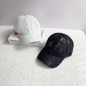 Gros plan sur le motif en dentelle florale ajourée des casquettes de baseball
