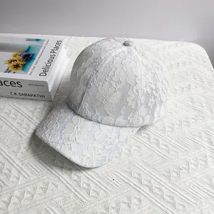 Gros plan sur le motif de dentelle florale blanche élégante d'une casquette respirante femme