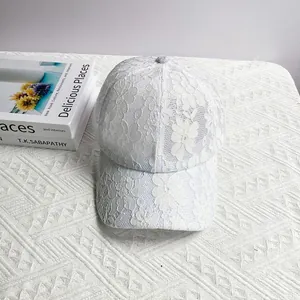 Gros plan sur le tissu en dentelle florale blanche et la texture ajourée de la casquette