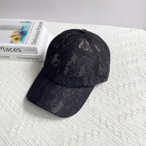 Gros plan sur la texture en dentelle florale noire et le filet respirant de la casquette