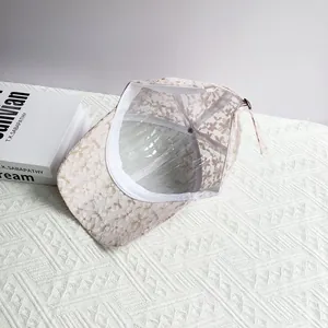 Gros plan d'une casquette en dentelle florale élégante avec broderie et boucle en métal