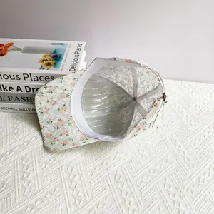Détail de la casquette fleurie montrant le mesh respirant et la bande interne