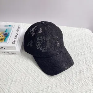 Vue détaillée de la dentelle florale noire sur une casquette de baseball élégante pour femme