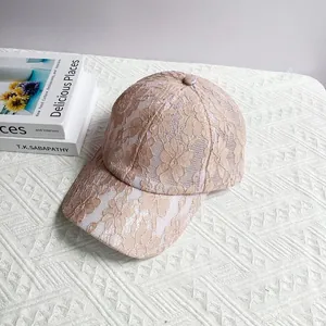 Gros plan sur le motif de dentelle florale élégante et la texture respirante de cette casquette