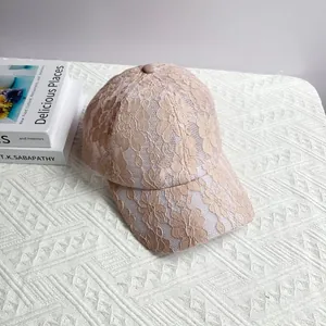 Gros plan de la casquette de baseball en dentelle avec motifs floraux ajourés élégants