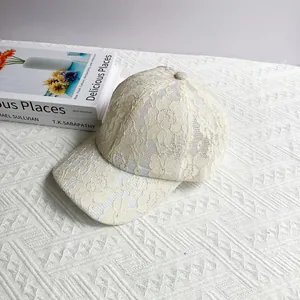 Détail de la dentelle florale beige et de la texture respirante sur casquette d'été