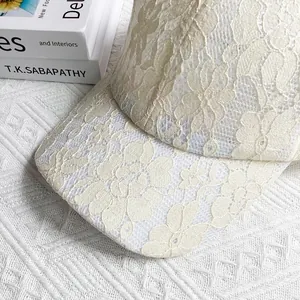 Détail de la dentelle florale beige élégante sur cette casquette de baseball respirante