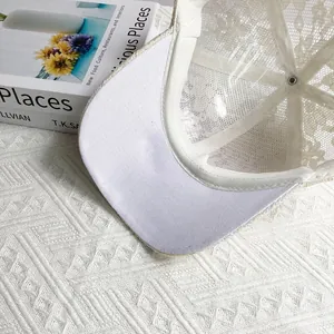 Détail montrant la dentelle florale blanche et la maille respirante dans la casquette