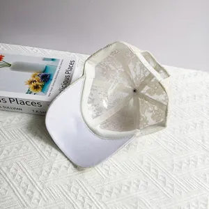 Détail de la casquette en dentelle beige avec vue intérieure, bandeau et sangle réglable