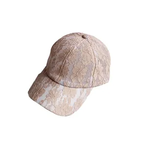 Casquette de baseball en dentelle beige à motif fleuri évidé avec visière courbée