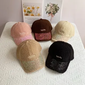 Dettaglio di cappelli baseball in lana di agnello con visiera in strass colorati
