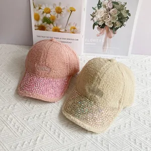 Berretti in lana di agnello con visiera in paillettes e ricamo Take Off in rosa e beige