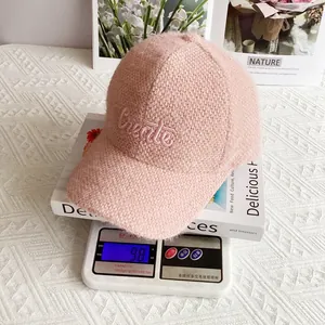 Dettaglio cappellino da baseball rosa in ciniglia con ricamo Create e trama morbida