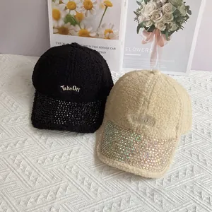 Dettaglio di cappellini in lana di agnello con visiera in strass e ricamo Take Off