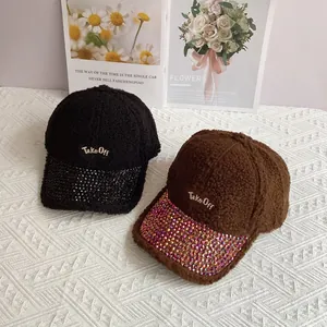 Dettaglio cappelli in lana di agnello con strass e ricamo Take Off per l'inverno