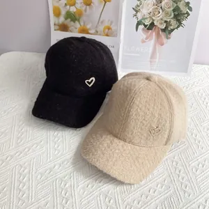 Gros plan détaillé des casquettes en laine d'alpaga duveteuse avec strass en cœur