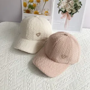 Casquette de baseball en laine d'alpaga avec broche cœur en strass, beige et rose