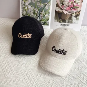 Cappellino da baseball invernale in ciniglia con ricamo nei colori nero e beige