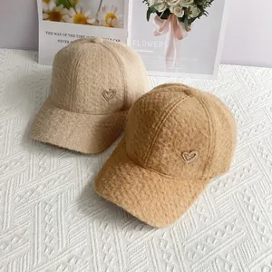 Détails des casquettes de baseball en polaire alpaga beige et camel avec cœur strass
