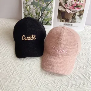 Dettaglio dei cappellini da baseball in ciniglia spessa con ricamo Create elegante