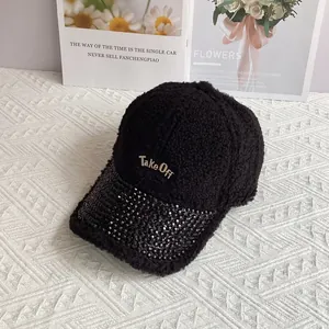 Dettaglio cappello da baseball nero in lana di agnello con ricamo e visiera di strass