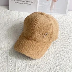 Détail de la casquette de baseball en polaire camel avec un cœur en strass sur le côté